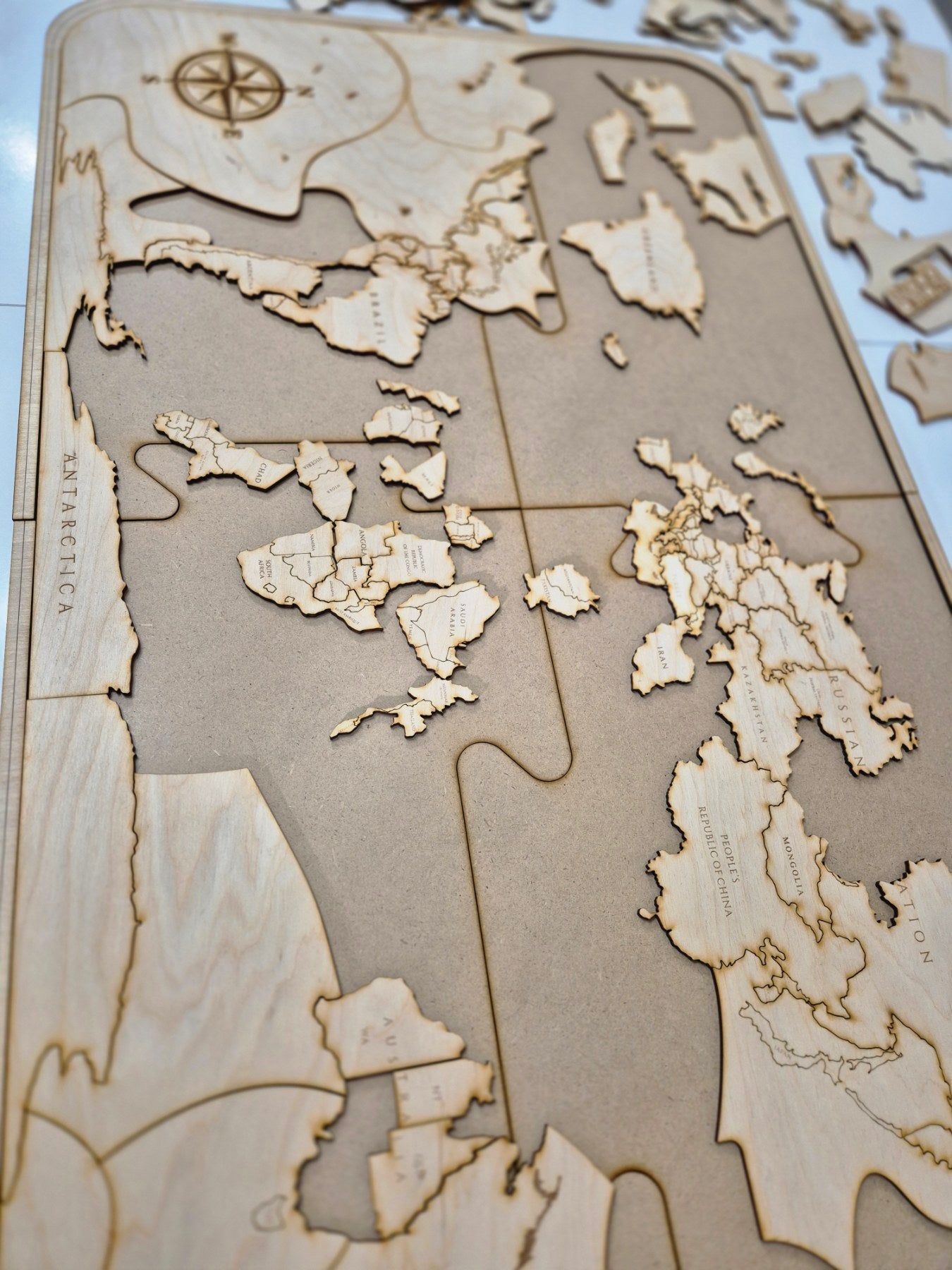 Дървен пъзел с карта на света