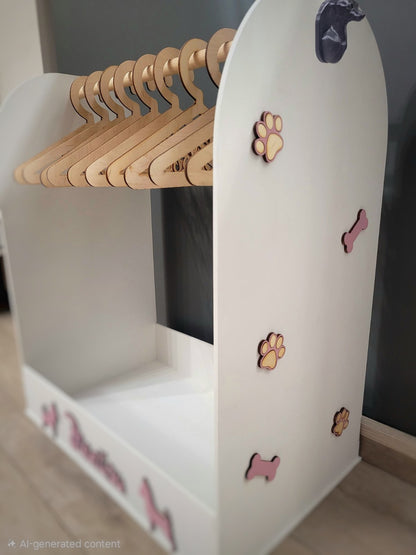 Поставка за Кучешки Дрехи – Персонализирана Дървена Закачалка