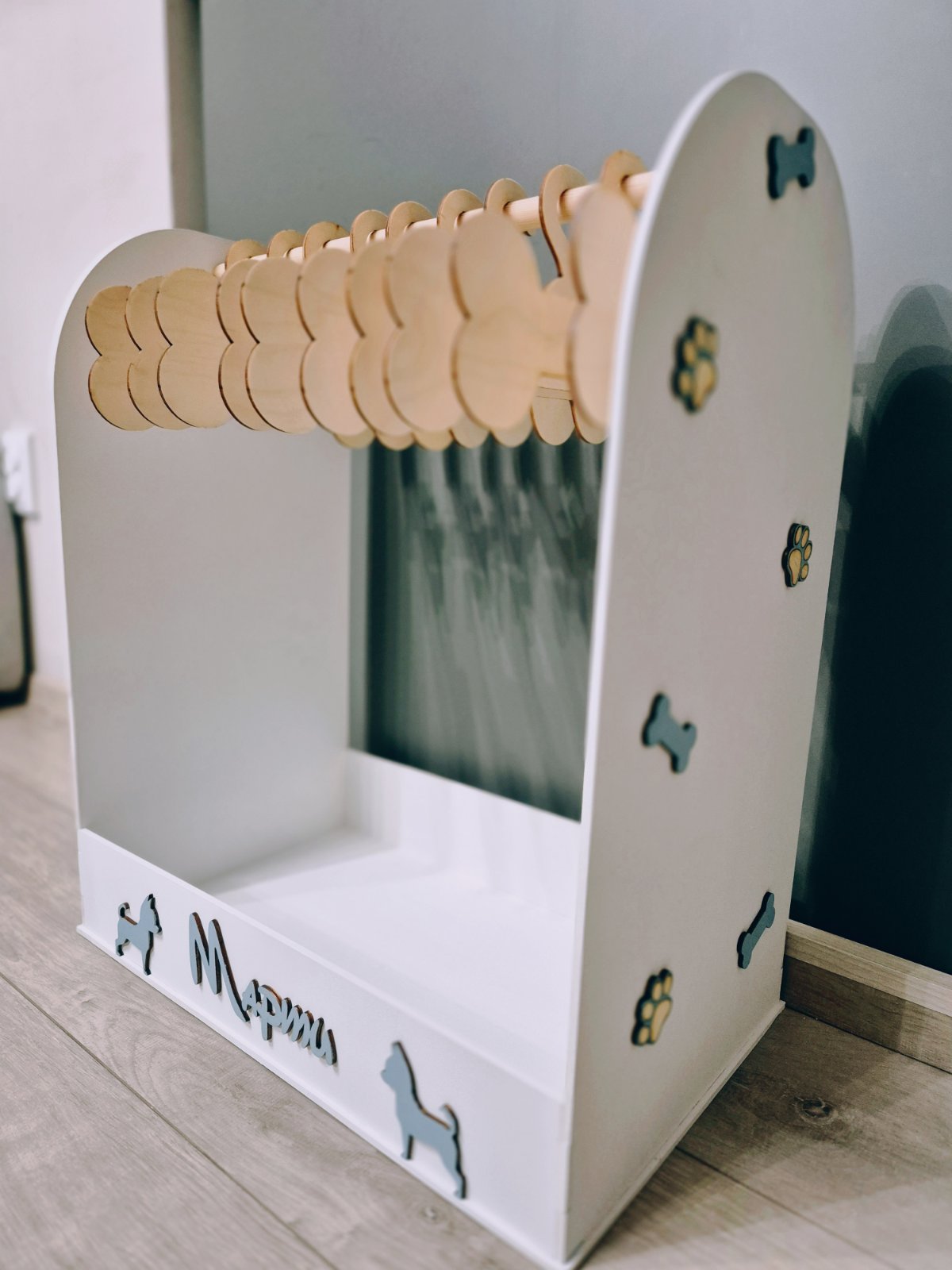 Поставка за Кучешки Дрехи – Персонализирана Дървена Закачалка