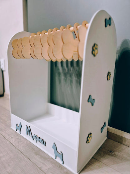 Поставка за Кучешки Дрехи – Персонализирана Дървена Закачалка