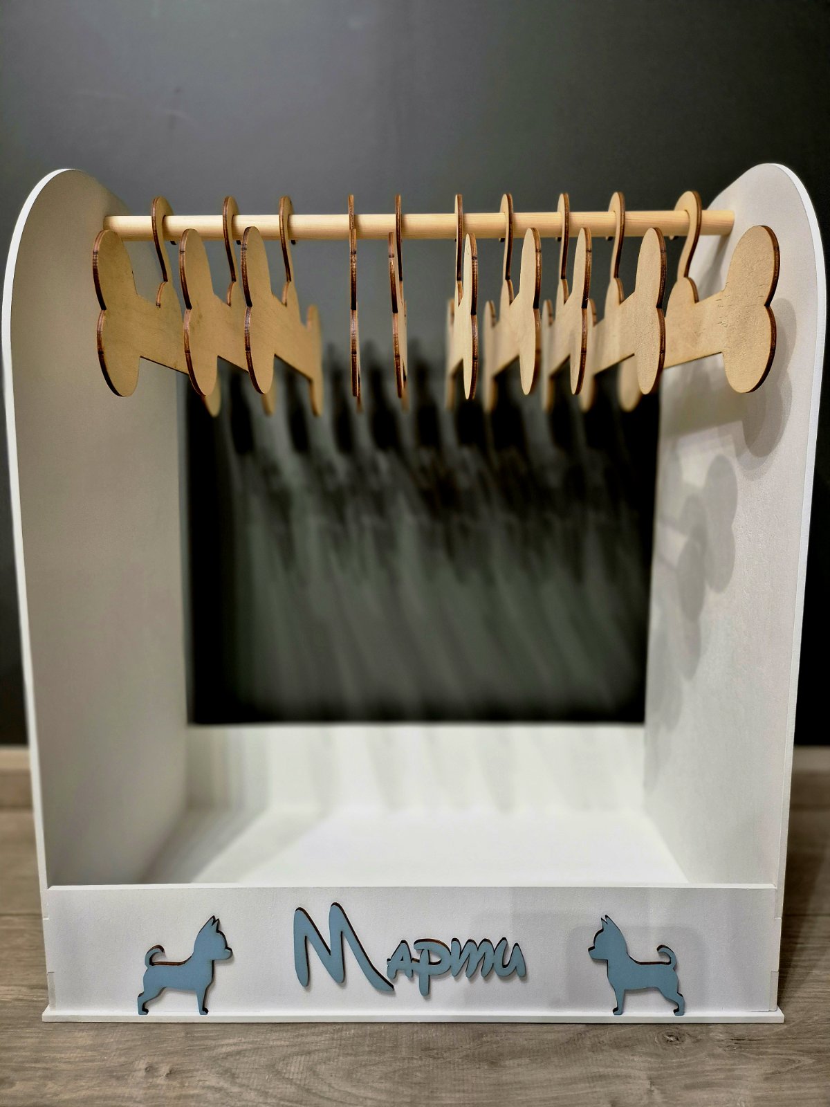 Поставка за Кучешки Дрехи – Персонализирана Дървена Закачалка