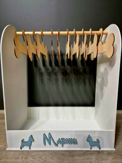 Поставка за Кучешки Дрехи – Персонализирана Дървена Закачалка
