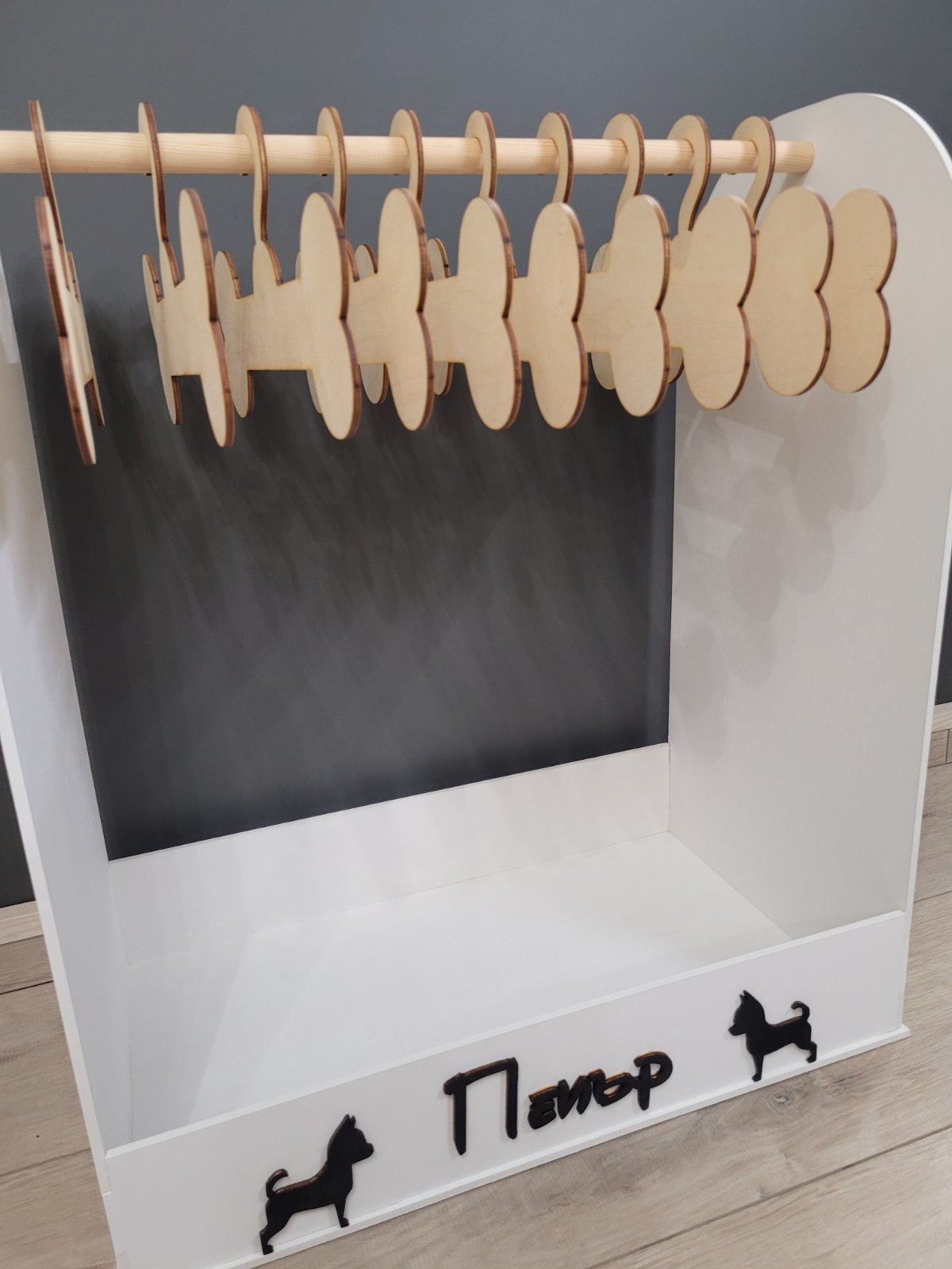 Поставка за Кучешки Дрехи – Персонализирана Дървена Закачалка
