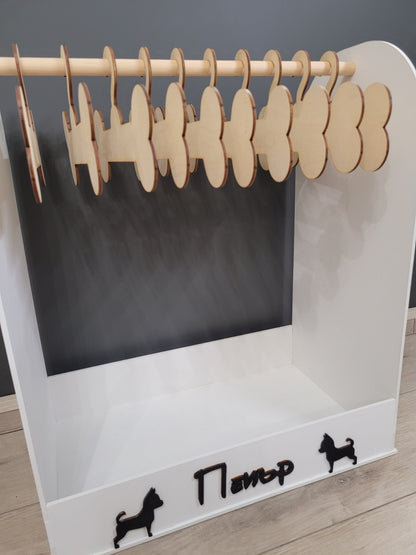 Поставка за Кучешки Дрехи – Персонализирана Дървена Закачалка