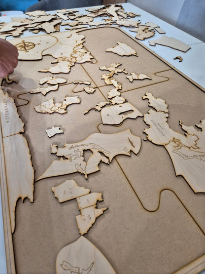 Дървен пъзел с карта на света 