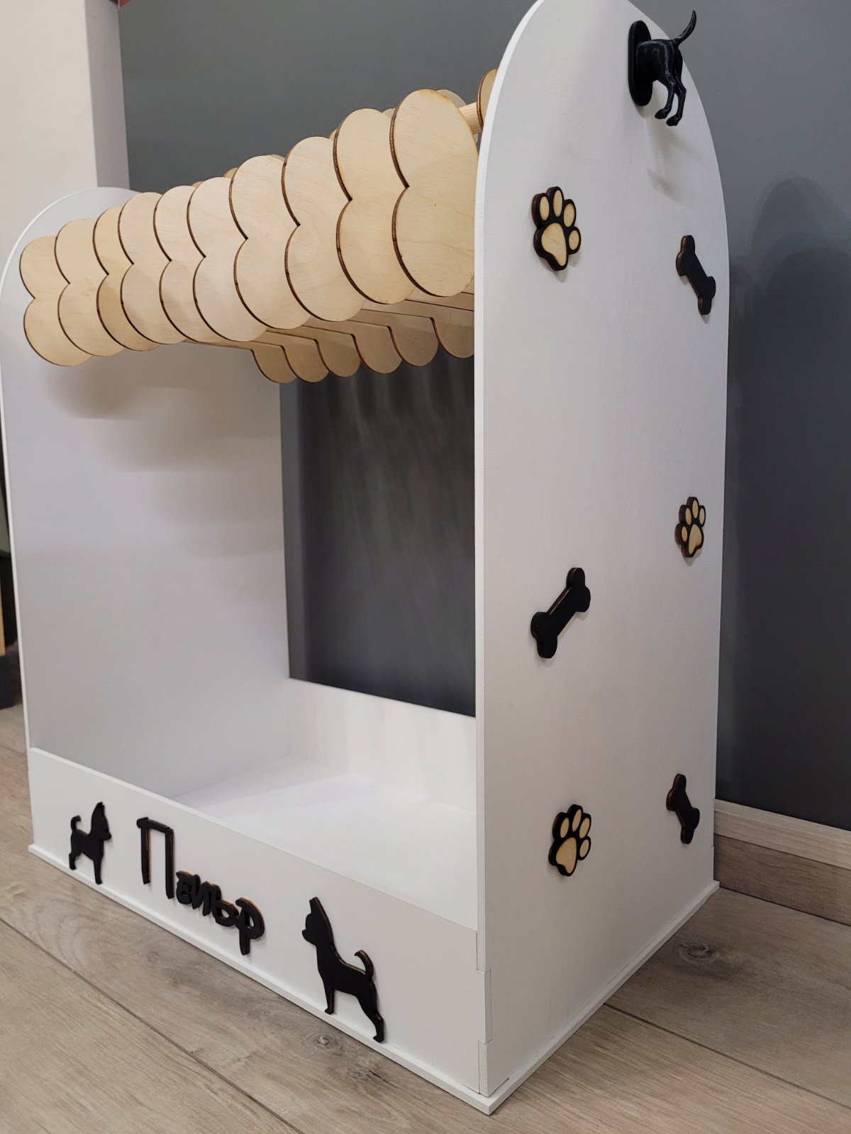 Поставка за Кучешки Дрехи – Персонализирана Дървена Закачалка