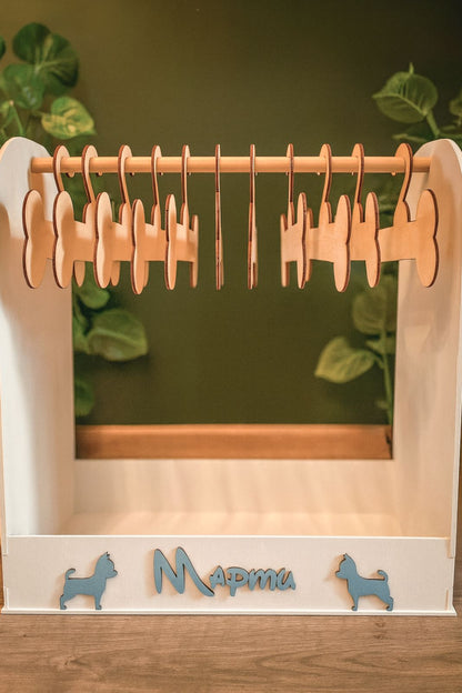 Поставка за Кучешки Дрехи – Персонализирана Дървена Закачалка