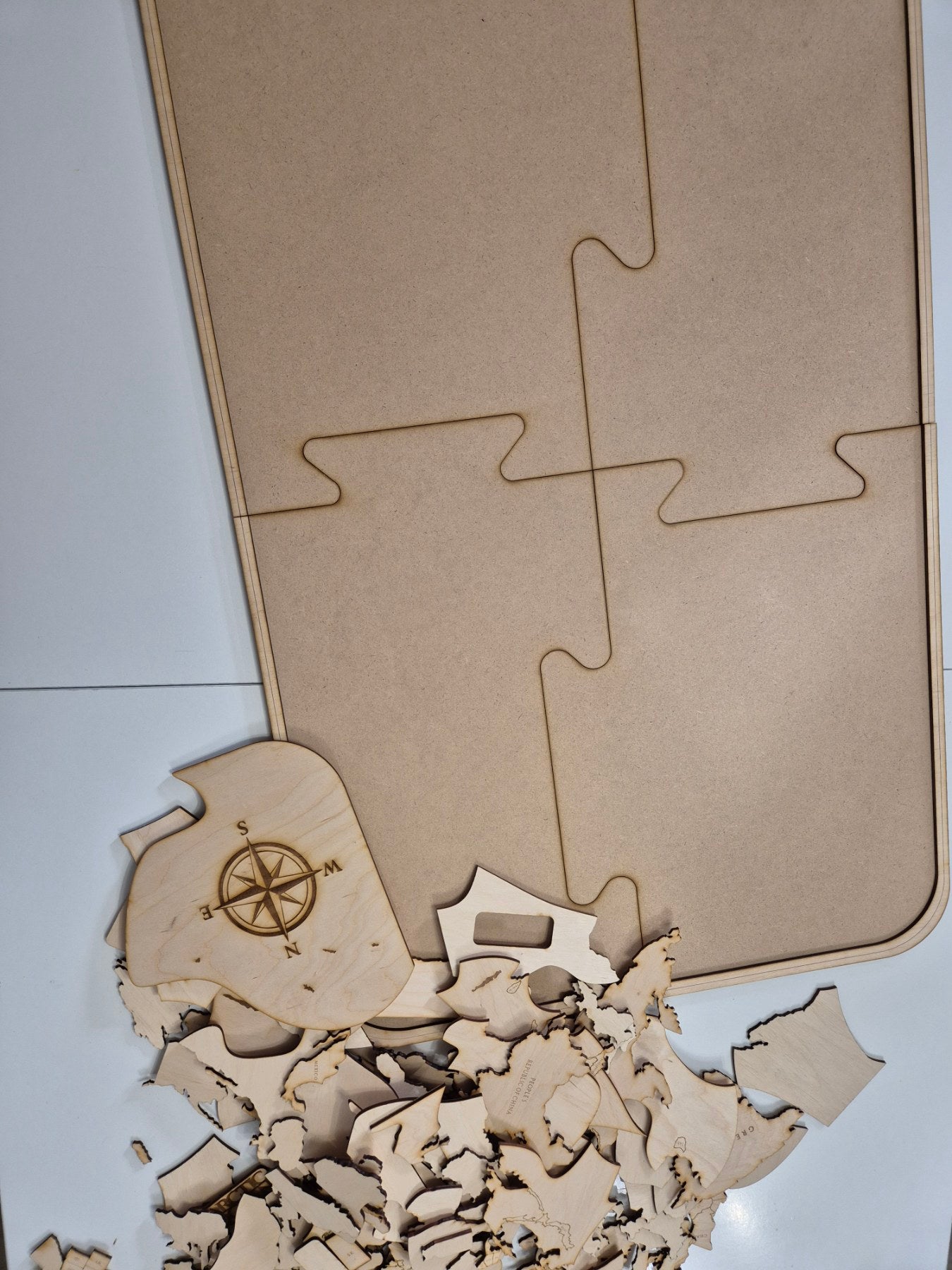Дървен пъзел с карта на света 