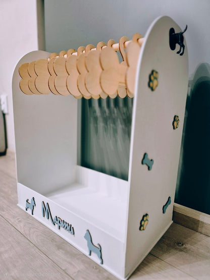 Поставка за Кучешки Дрехи – Персонализирана Дървена Закачалка