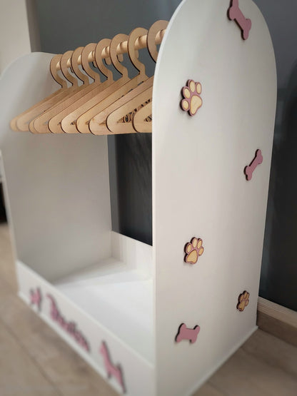 Поставка за Кучешки Дрехи – Персонализирана Дървена Закачалка