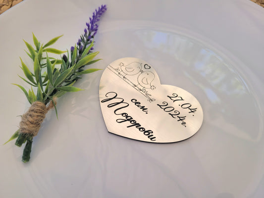 Сребърен Акрилен Подарък във Формата на Сърце с Магнит – Персонализиран с Имена и Дата