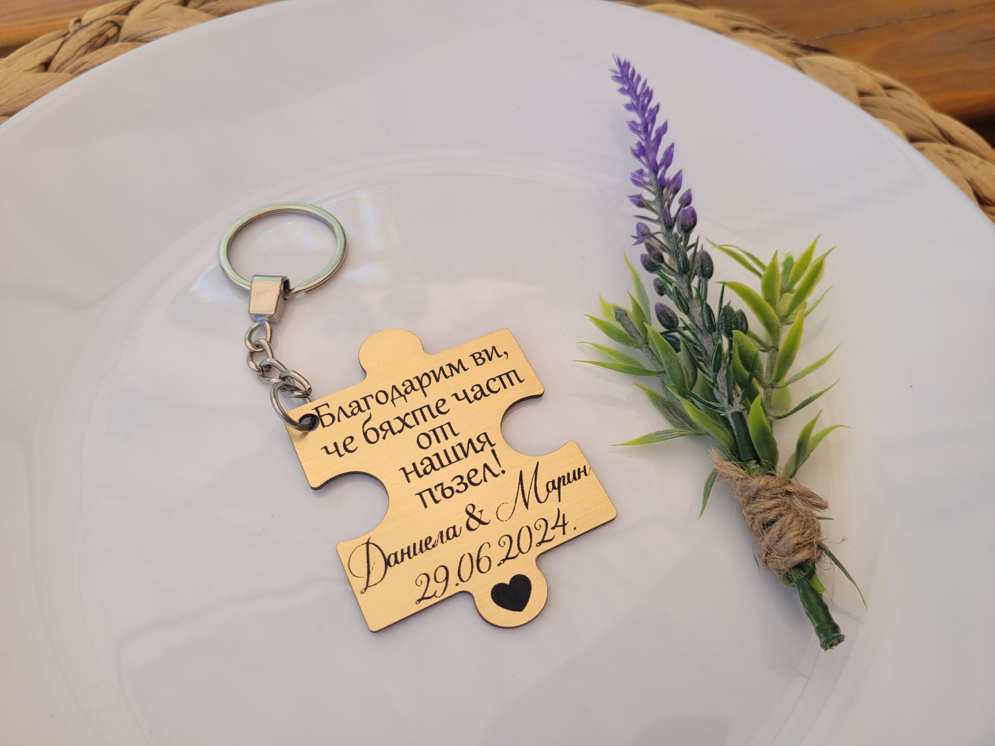 Златен Акрилен Подарък за Гости с Магнит – Персонализиран с Имена, Дата и Текст