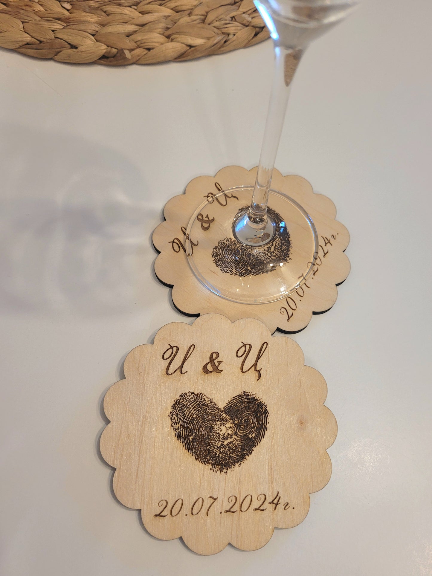 Дървена сватбена подложка за чаша – Подарък за гости с отпечатъци във форма на сърце