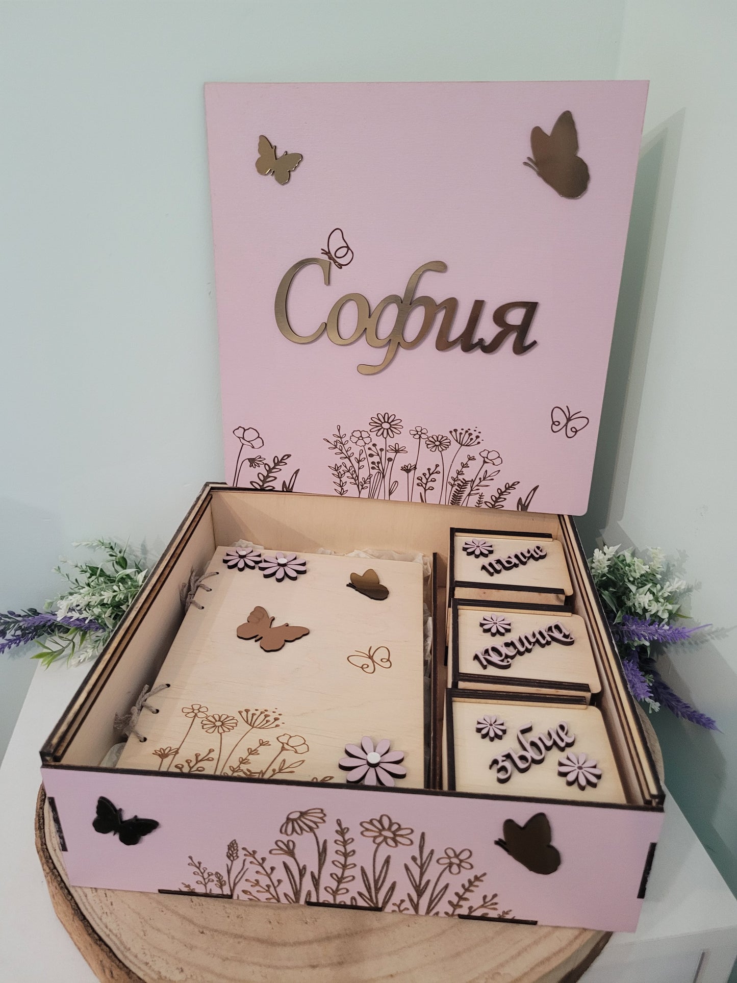 Бебешка Кутия за Спомени за Момиче – Персонализиран Дървен Подарък