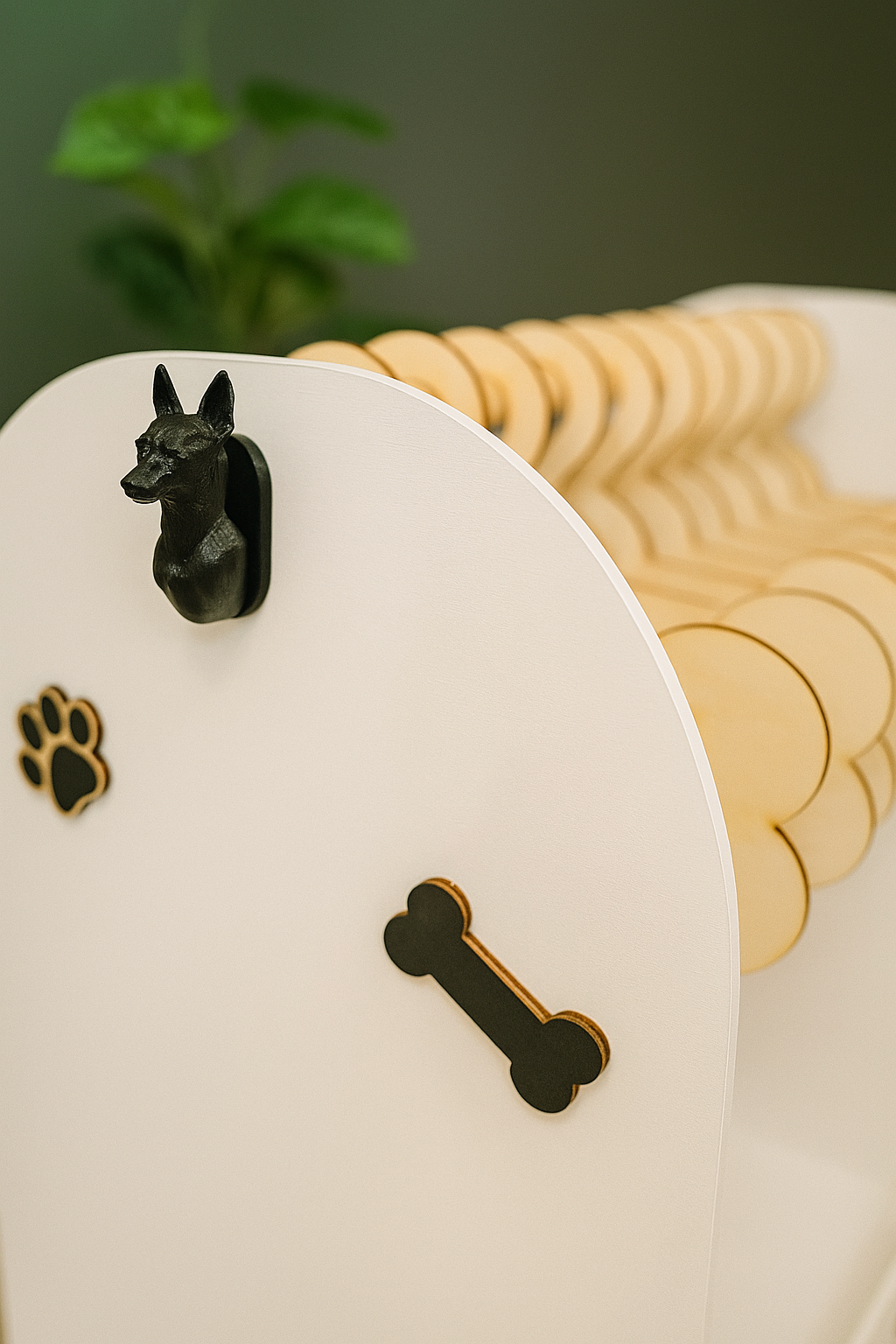 Поставка за Кучешки Дрехи – Персонализирана Дървена Закачалка