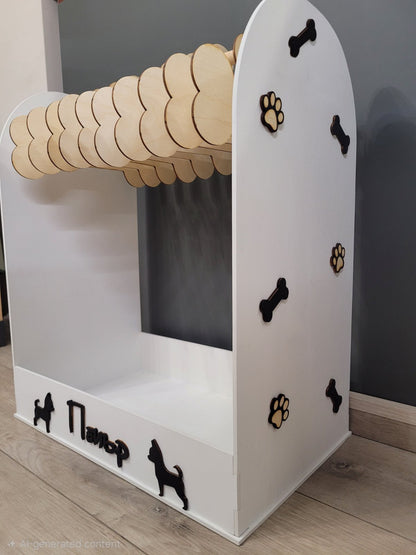 Поставка за Кучешки Дрехи – Персонализирана Дървена Закачалка